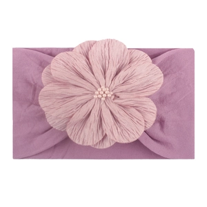 Bandeau bébé en nylon souple avec grande fleur en tissu rose et perles en violet
