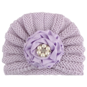 Détail du bonnet turban lilas pour bébé avec fleur en satin et décoration en perles