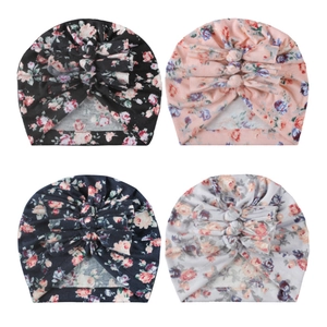 Set di quattro turbanti floreali per neonati con fiocchi morbidi in vari colori