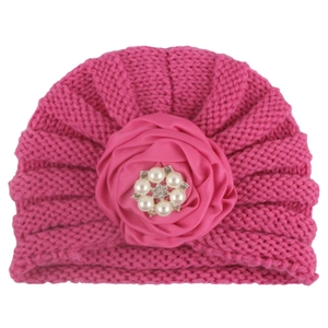Détail du bonnet turban bébé rose avec fleur en satin et centre en perles et strass