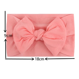 Dimensioni dettagliate della fascia in nylon rosa pesca 18x9 cm con fiocco per neonata