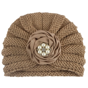 Vue détaillée d'un bonnet en tricot pour bébé kaki avec rose satin et perle