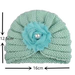 Détail de taille du bonnet bébé vert menthe avec fleur affichant 12,5cm de haut et 16cm de large