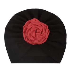 Dettaglio del turbante invernale bimbi con grande rosa 3D in raso rosso su nero
