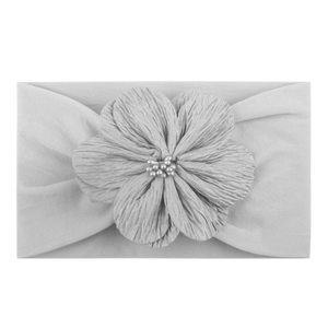 Bandeau bébé en nylon souple gris clair avec fleur en tissu 3D assortie et petites perles