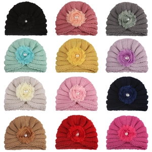 Détail de bonnets en tricot pour bébé en 12 couleurs avec fleurs en mousseline et perles