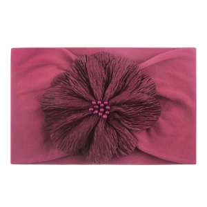Bandeau bébé en nylon bordeaux avec grande fleur plissée et détails de perles élégantes