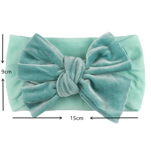 Detailed size chart for velvet baby headband with mint green bow and dimensions shown