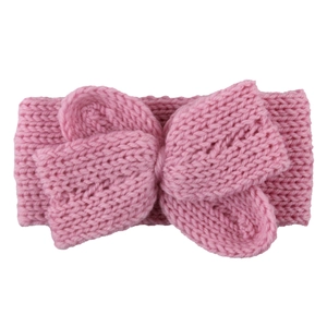Bandeau tricoté rose pour bébé avec un grand nœud décoratif sur fond blanc immaculé