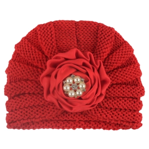 Bonnet bébé tricoté rouge avec grande fleur en satin et accents de perles