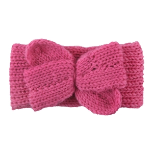 Gros plan détaillé du bandeau en maille rose avec un grand nœud et une texture de laine douce