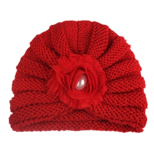Bonnet en tricot rouge pour bébé avec grande fleur en mousseline et perle centrale