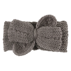 Détail du bandeau bébé en tricot gris montrant le nœud papillon et la texture douce