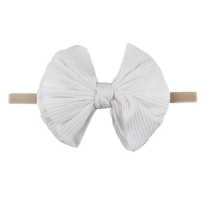 Détail d'un bandeau bébé avec grand nœud blanc et bande extensible marron clair
