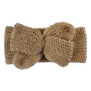 Détail macro du bandeau d'hiver tricoté camel avec texture en laine et un grand nœud