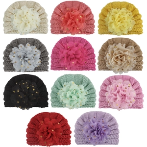 Gemütliche Baby Strickmützen in verschiedenen Farben mit großen Pailletten-Blumenakzenten