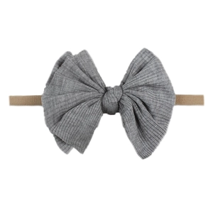 Vue détaillée du grand nœud gris côtelé et du bandeau souple élastique pour bébé