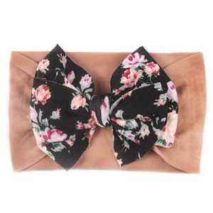 Détail du bandeau en nylon pour bébé avec un grand nœud floral au style bohème