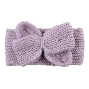 Détail de la texture tricotée du bandeau enfant lavande avec grand nœud décoratif