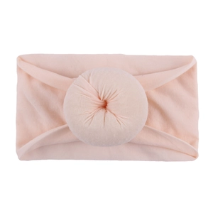 Bandeau souple pour bébé en rose poudré avec un nœud beignet plissé élégant et doux