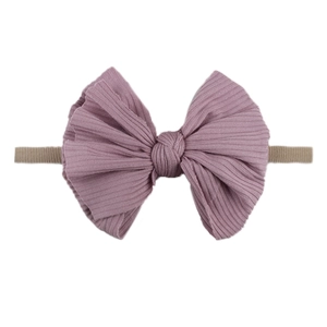 Détail d'un bandeau à nœud en maille côtelée pour bébé avec bande en nylon extensible