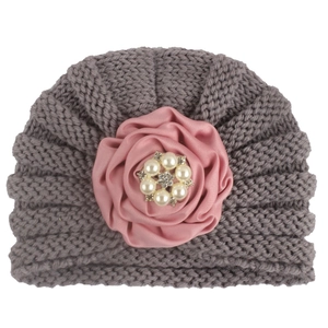 Bonnet en tricot gris pour bébé avec grande rose rose en tissu et centre en strass perle