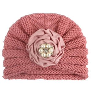 Bonnet bébé rose tricoté avec rose en soie faite main et décor de perles et strass brillants
