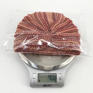 Misurazione del peso del cappello di maglia a righe per neonati sulla bilancia a 40,0g