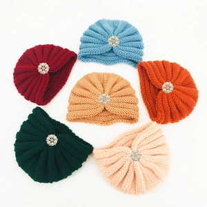 Lot de six turbans tricotés pour bébé avec fleurs étincelantes en strass et perles