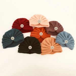 Lot de huit turbans tricotés pour bébé avec nœud central orné de strass en forme de fleur