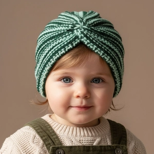 Dettaglio di un cappello a maglia a righe verdi per neonati con nodo decorativo frontale
