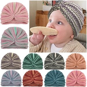 Bonnet turban tricoté pour bébé avec rayures et nœud torsadé pour la chaleur