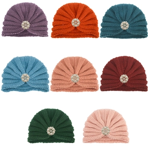 Huit couleurs de bonnets turban pour bébé tricotés avec fleurs en perles et strass