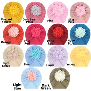 Vue détaillée à plat de turbans doux pour bébé en 14 couleurs avec de grandes fleurs