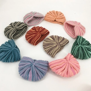 Berretti in maglia per neonati con nodo e trama a costine in vari colori assortiti