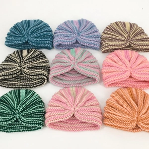 Dettaglio di nove colori diversi di cappelli a turbante per neonati con nodo superiore