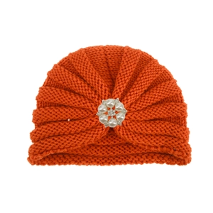 Détail d'un turban en tricot orange pour bébé avec boucle fleurie en perles et strass