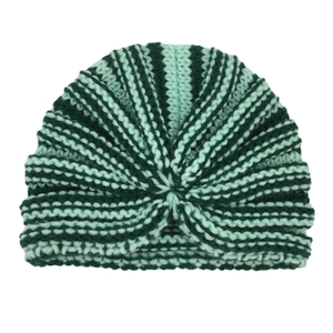 Dettaglio cappello neonato in maglia con strisce verde scuro e menta e trama a costine