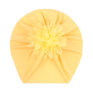 Détail du turban doux jaune pour bébé orné d'une grande fleur en tissu multicouche en 3D