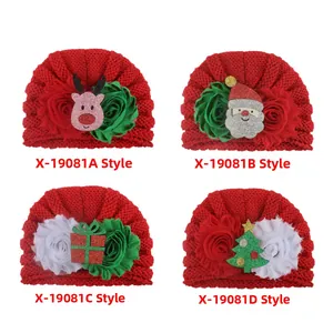 Detailansicht von vier Weihnachts-Baby-Strickmützen mit Rentier- und Weihnachtsmann-Motiv