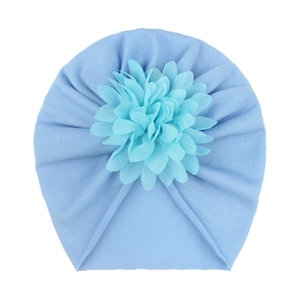Bonnet turban bleu clair pour bébé avec une fleur en tissu assortie en maille douce