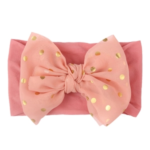 Bandeau bébé en nylon rose avec un grand nœud double épaisseur et pois dorés brillants