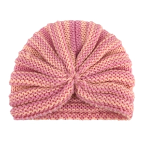 Dettaglio ravvicinato del cappello a turbante in maglia a righe rosa e arancione