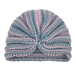 Dettaglio cappello in maglia a righe neonato con texture a coste rosa e blu e nodo