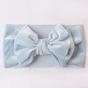 Détail d'un bandeau en velours bleu clair pour bébé avec grand nœud double épaisseur