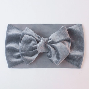 Détail du bandeau pour bébé en velours gris argenté avec un nœud doux double pour filles