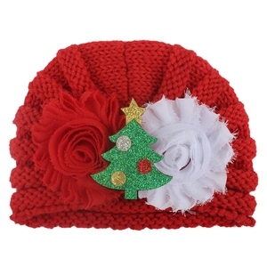 Rote Baby-Strickmütze für Weihnachten mit großen Blumen und festlichem Baum-Motiv