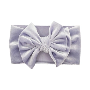 Detail van baby fluwelen hoofdband met een zachte lila dubbele strik op een brede elastische band