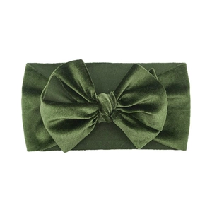 Détail du bandeau pour bébé en velours vert foncé avec un grand nœud souple texturé