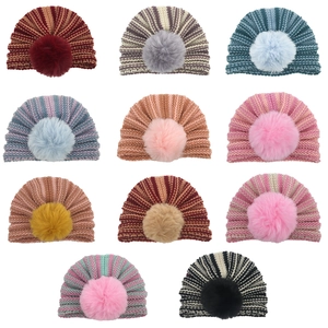 Berretti a turbante a righe per neonati con grandi pompon in vari colori invernali